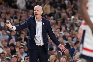 KOK集团-冲击三连冠失败！康大主帅谈拒绝湖人offer：父亲曾建议我接受